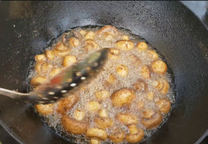 Картошка в грибами в казане